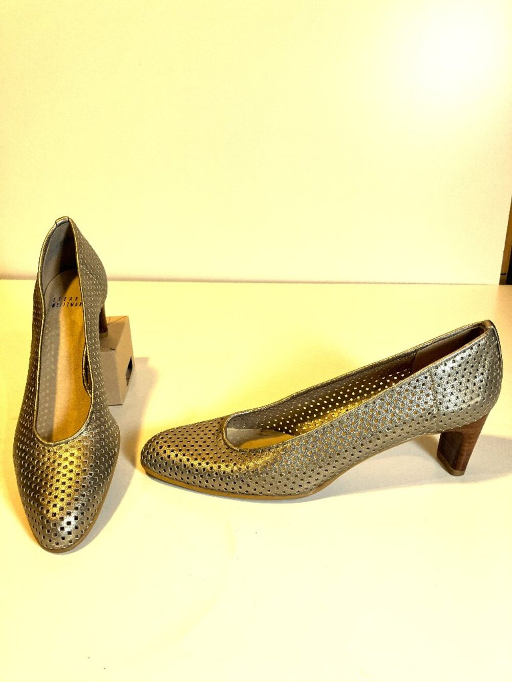 Vintage STUART WEITZMAN Perforated Gold Leather Mid-Heel Pumps.  Size 8.5 Narrow